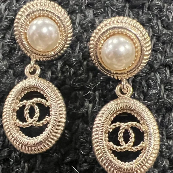 CHANEL Gold-Tone Pearl Drop Earrings with Interlocking CC - Picture 2 of 11